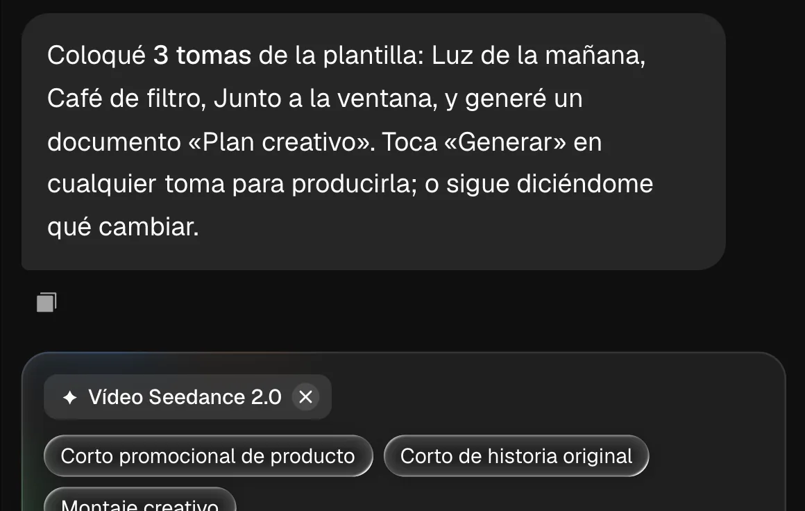 El chat del director: el cuadro de entrada con su etiqueta de habilidad, tres puntos de partida de plantilla y la frase de ayuda; en pantallas más anchas, encima, la respuesta «Coloqué 3 tomas de la plantilla: Luz de la mañana, Café de filtro, Junto a la ventana…» (captura real)